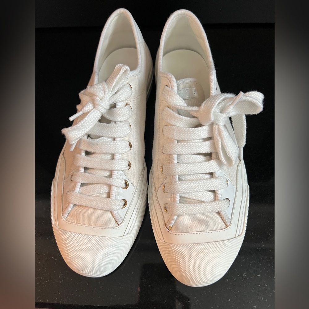 Men’s Gucci converse shoes in white.